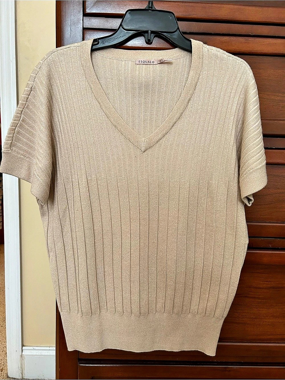 V-Neck Knit Sweater in Beige with hints of gold. Size Medium
Pit to pit 21” leng
